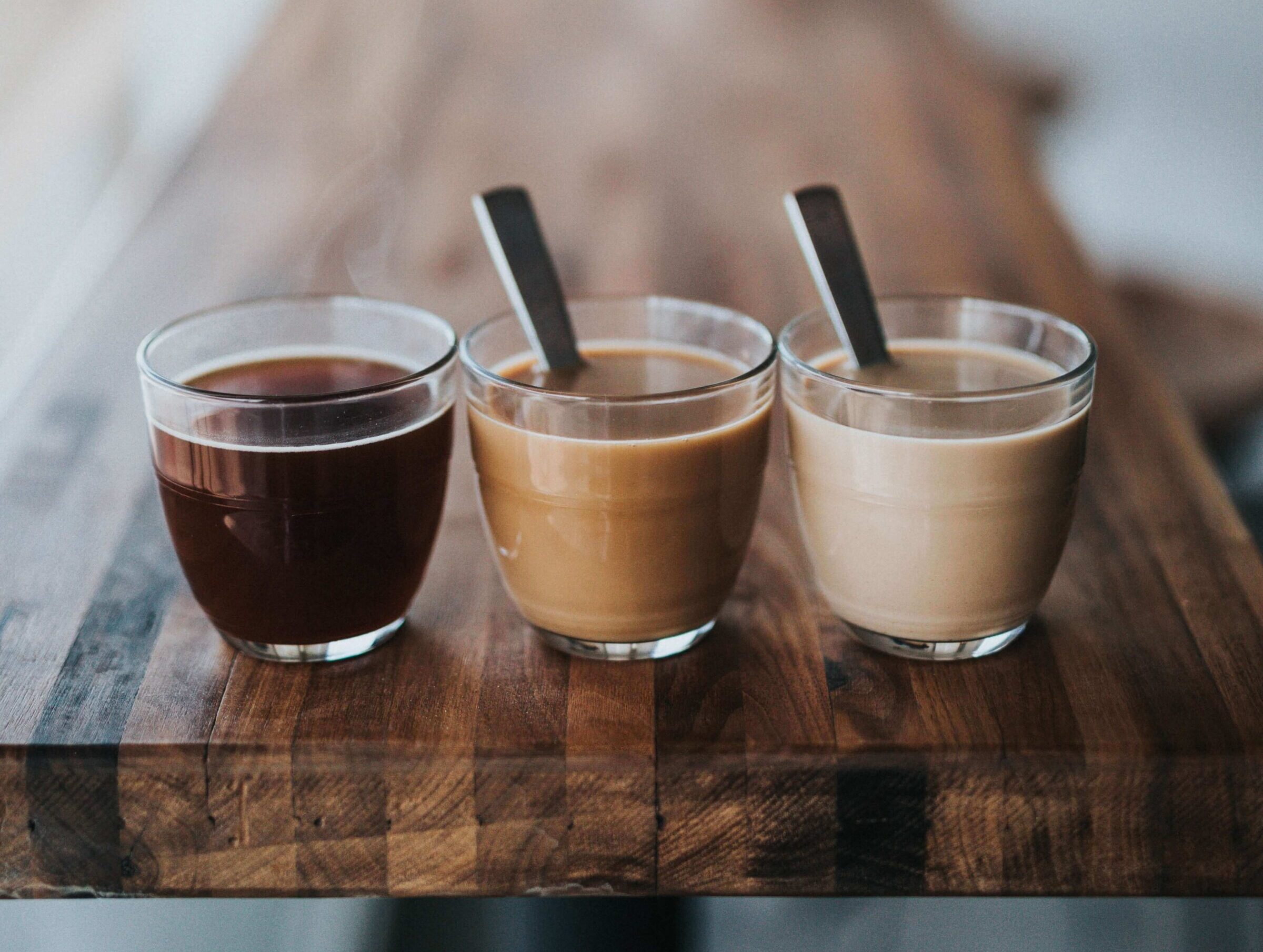 Coffee cups by Nathan Dumlao on Unsplash
