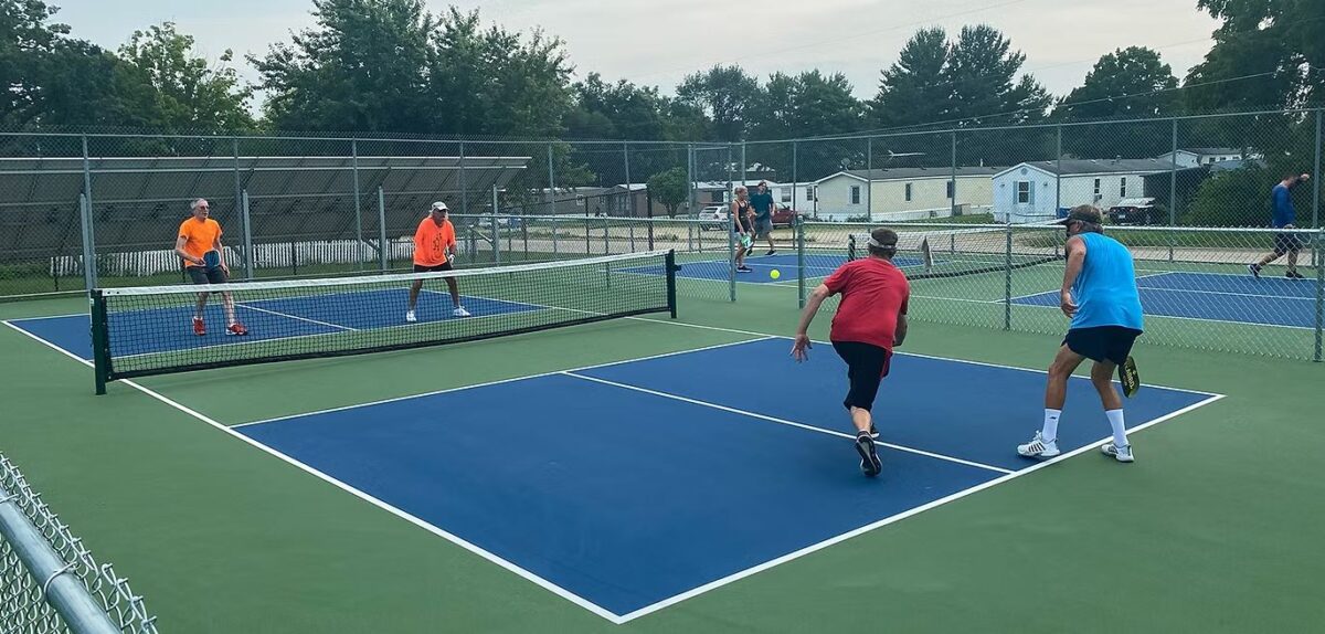 Pickleball Cresco courts with players